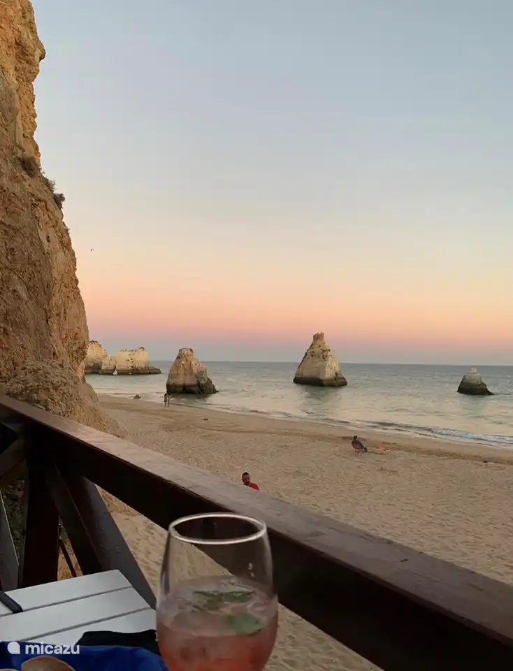 If you want to go to the beach, go to Alvor or Lagos. This is a 10 and 15 minute drive from our house in Monte Canellos. Both positions are really beautiful, and not too far away. There are also beautiful beach tents for a snack and drink.