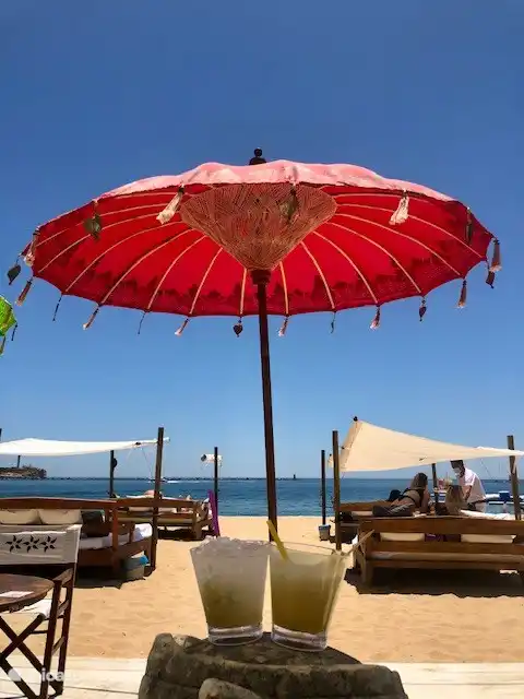 This is the town of Praia da Rocha.
And is about a 20 minute drive. But then you do have something. Beautiful and it's like IBIZA here. The beds are a bit more expensive. From 10 euros. Free entry for drinks or food. This is called NOS SOL ÁGUA