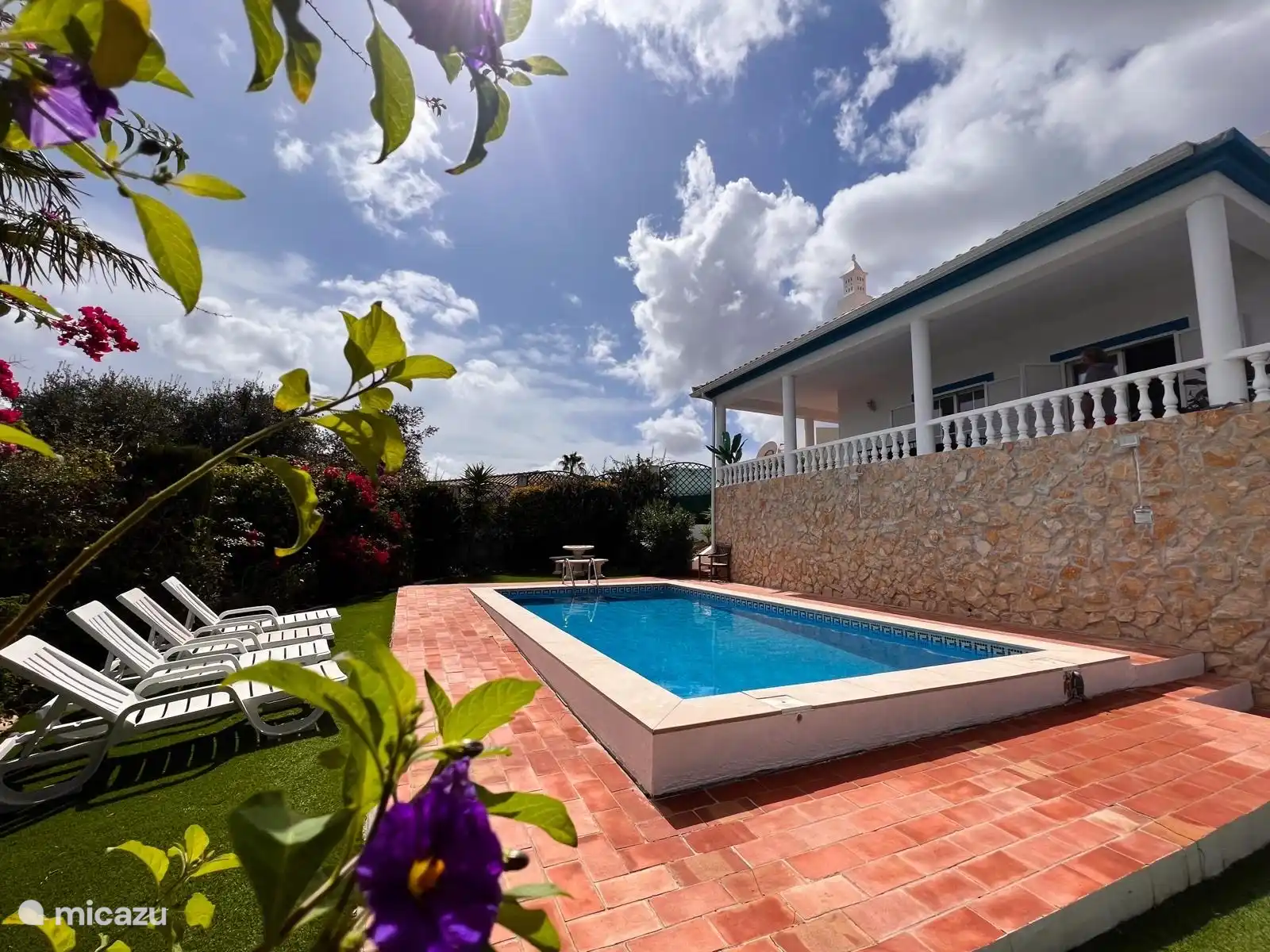 Pool side Villa with a lovely overview of a quiet garden.