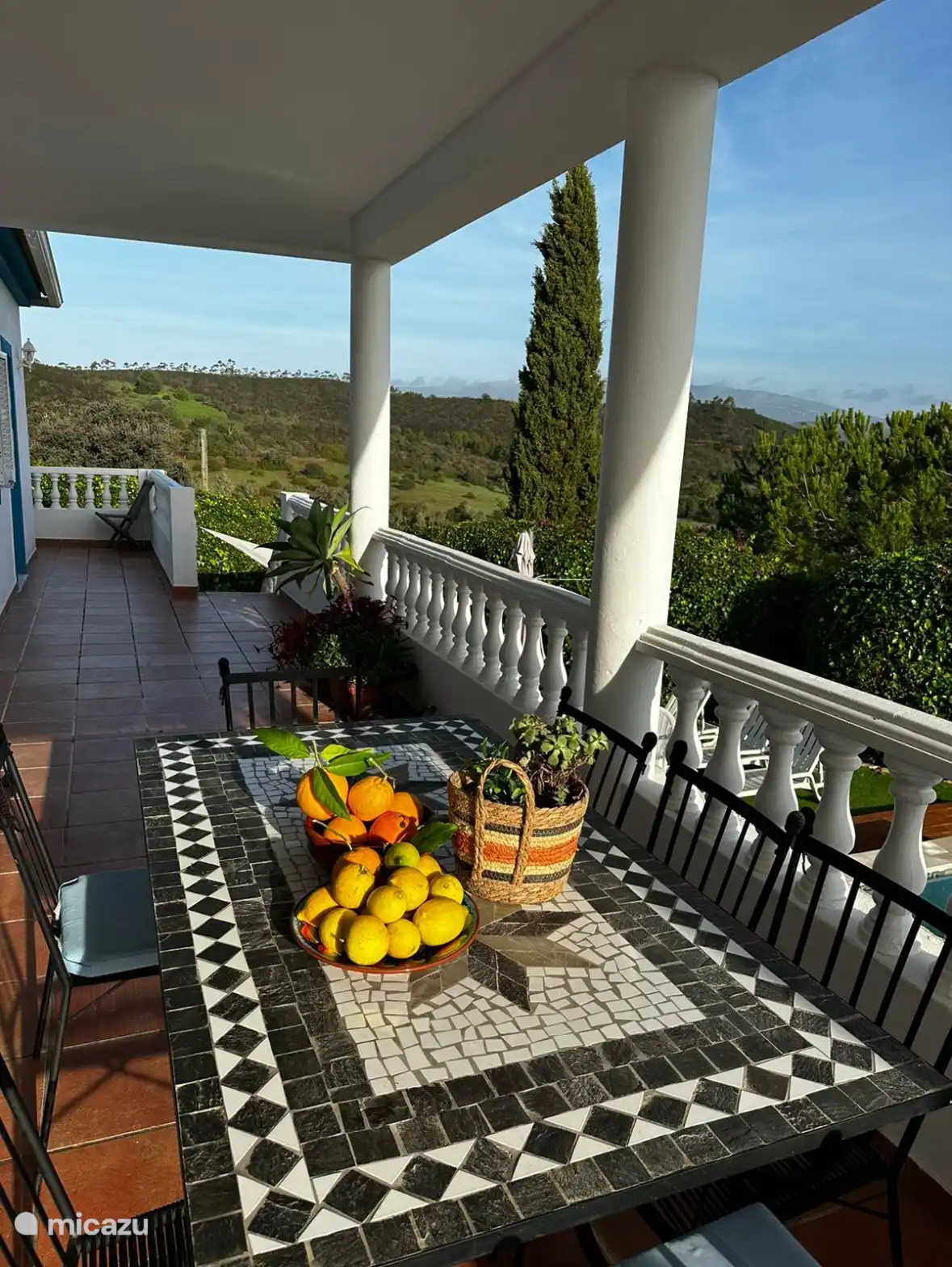 Verandah:
If you ask me what is the most beautiful thing about this villa/house. To be honest, this typical Portuguese Veranda. Have you had enough sun? Sit in the shade on the new covered terrace, the table and chairs are new, and you pick your own fruit from the garden and look at the beautiful MONCHIQUE.