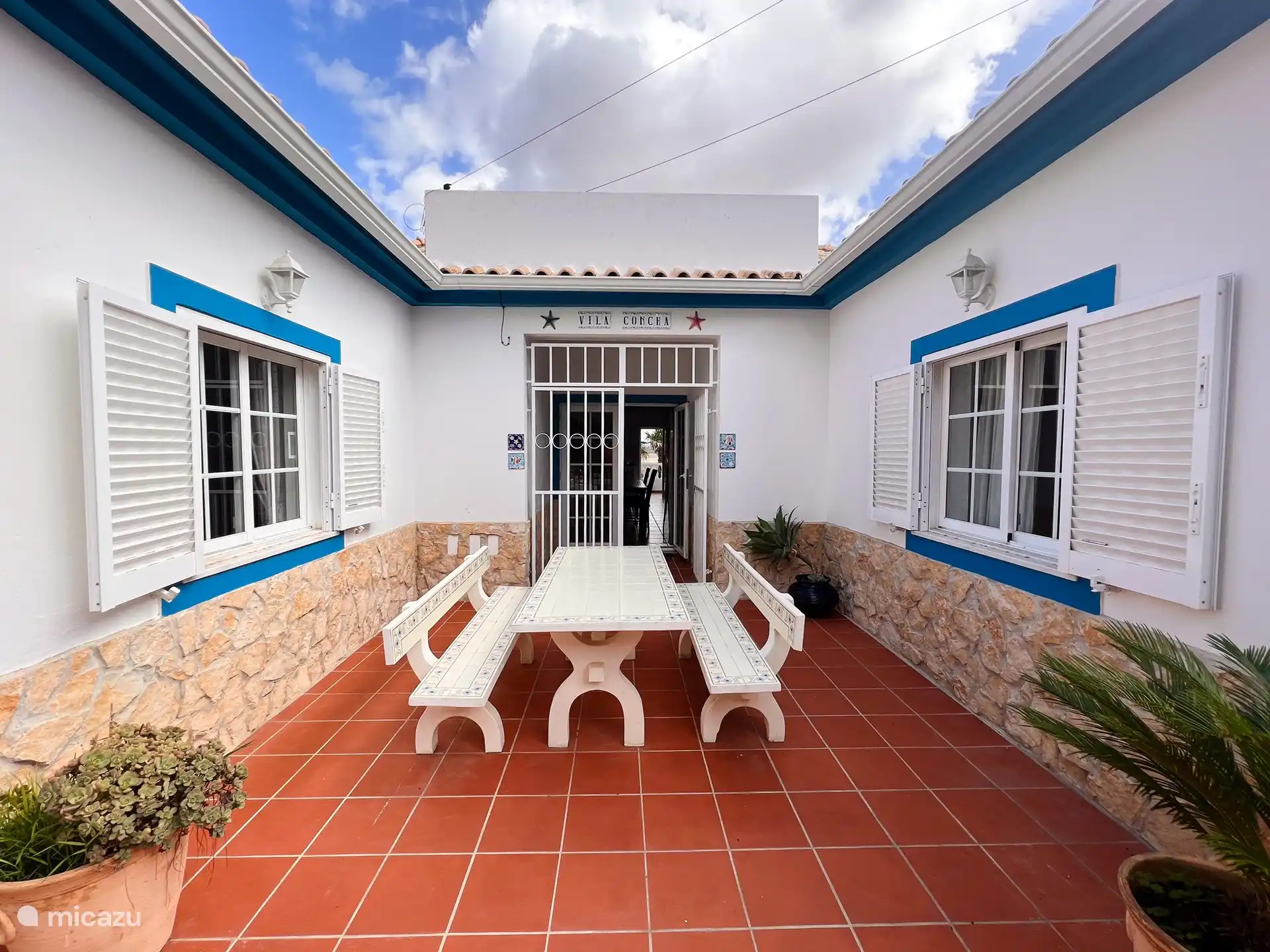 Villa Concha has a beautiful courtyard for when it is a little colder. The courtyard at the front of the road. no wind, lots of privacy, and you can get out of the sun if you want in the morning or evening. you can have a delicious breakfast here with 6 to 8 people. Cushions are in the utility room. Wonderful place.