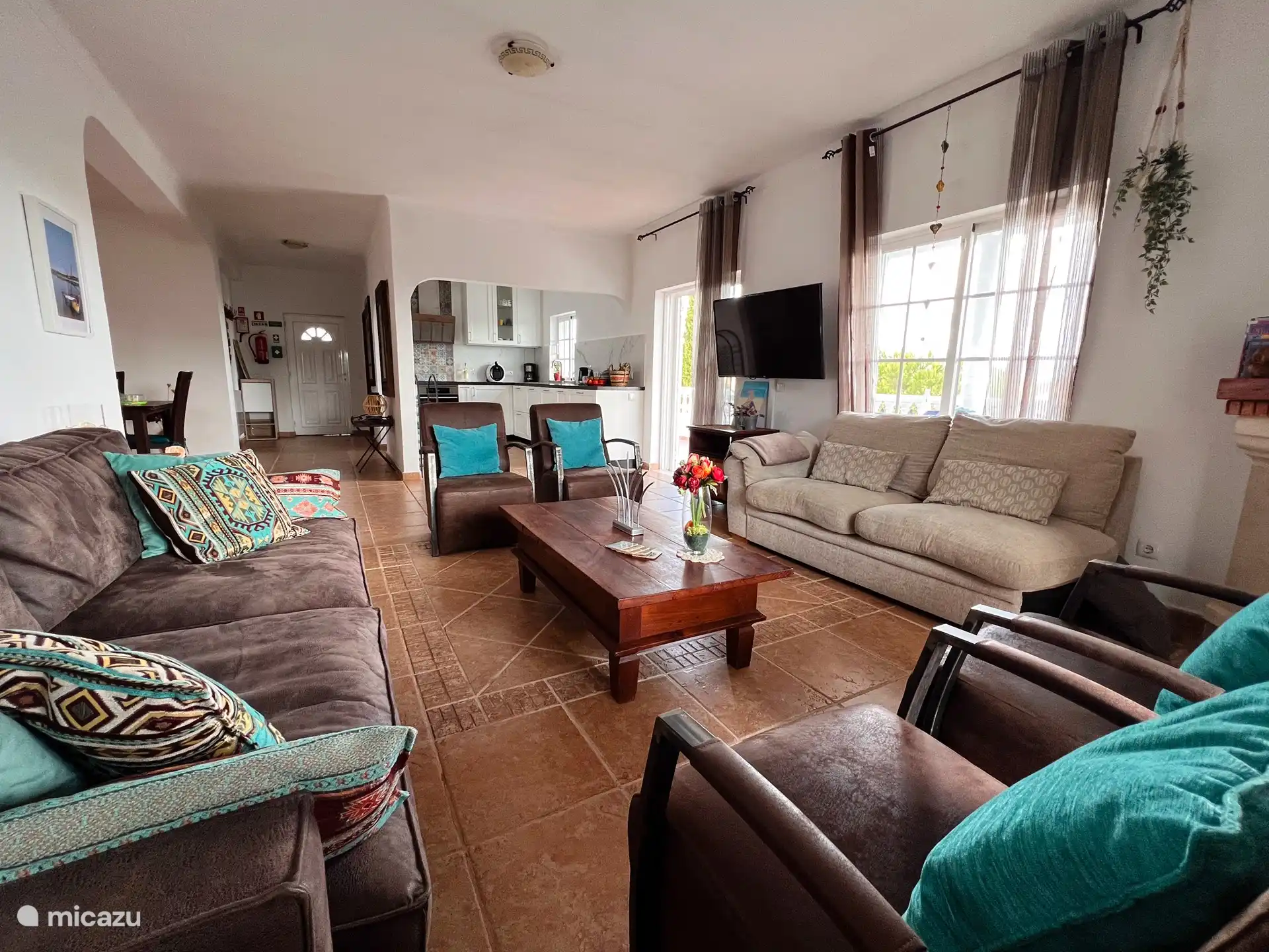 TOTALLY NEW living room.
And open new kitchen. Just had everything imported from the Netherlands. Space for 8 people to sit or chill, TV. Boxes, fireplace, air conditioning, heating, completely new open kitchen. Wonderful to relax indoors and enjoy delicious cooking. There is also an outdoor kitchen with BBQ.