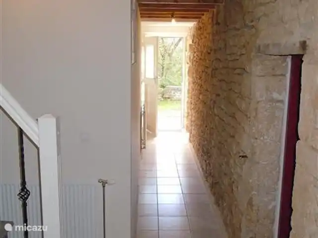 Mon Loisir | France, Ardennes françaises , Bièvres - maison de vacances Les vieilles pierres sont visibles dans le hall ; à côté de l'escalier, il y a un espace meublé comme une armoire.