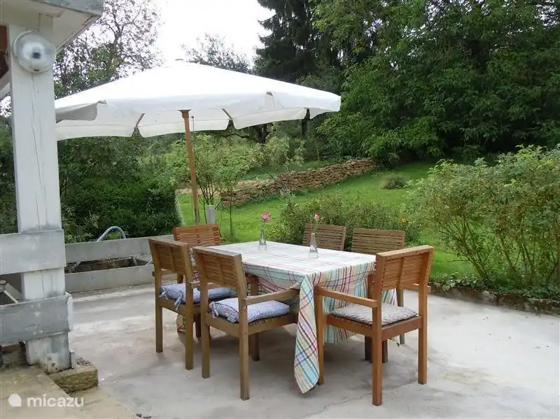 Une partie de la terrasse, donnant sur le jardin.