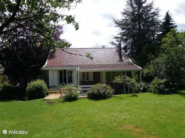 Mon Loisir | France, Ardennes françaises , Bièvres - maison de vacances C'est la maison à l'arrière, avec une partie du jardin, merveilleusement calme et beaucoup d'espace pour en profiter.