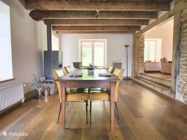 Mon Loisir | France, Ardennes françaises , Bièvres - maison de vacances La table à manger française avec vue sur le salon.
