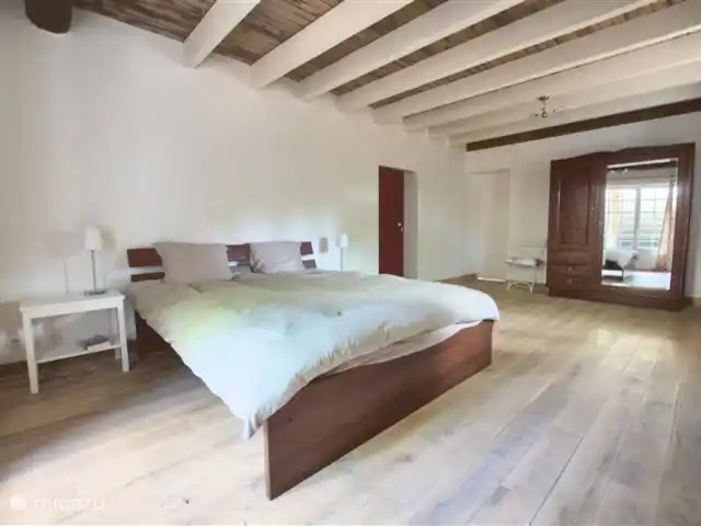 Mon Loisir | France, Ardennes françaises , Bièvres - maison de vacances Une grande chambre (25 m2) avec portes-fenêtres qui mènent au jardin et à la terrasse par un escalier