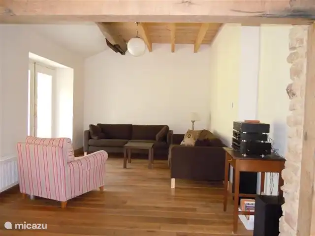 Mon Loisir | France, Ardennes françaises , Bièvres - maison de vacances Une partie du salon avec portes-fenêtres donnant sur la terrasse et le jardin. De ce salon vous avez une belle vue sur le jardin, l'autre partie du salon et le poêle à bois.