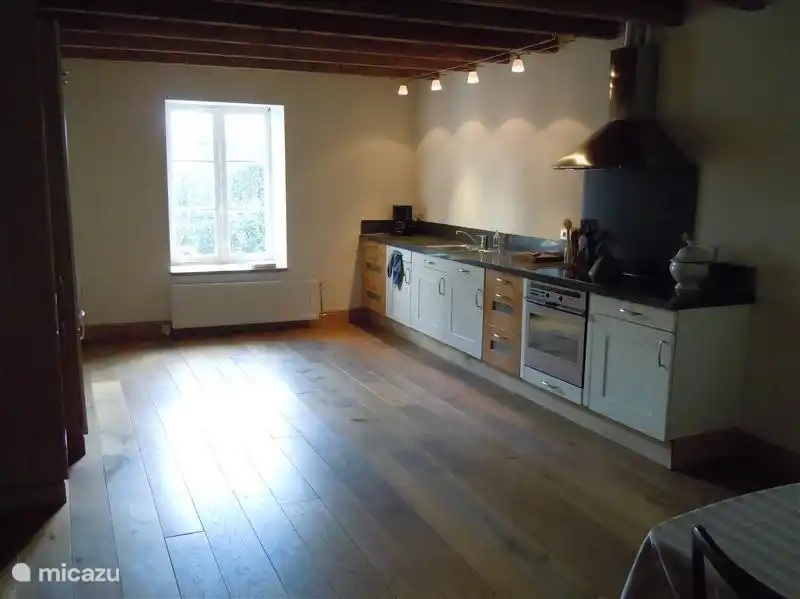 Cuisine spacieuse qui est reliée à la salle à manger, un vrai grand salon/salle à manger cuisine, un total de 40 m2.