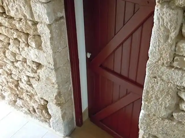 Mon Loisir | France, Ardennes françaises , Bièvres - maison de vacances Une porte de ferme rouge robuste comme entrée de la chambre.