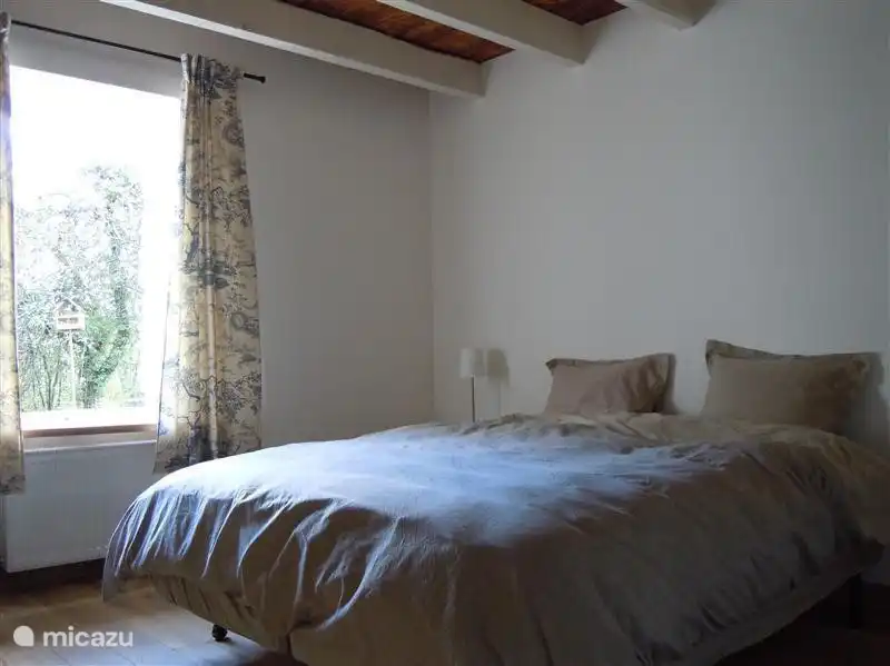 Atmosphère chambre avant (14 m2) avec deux sommiers séparés et une cheminée.