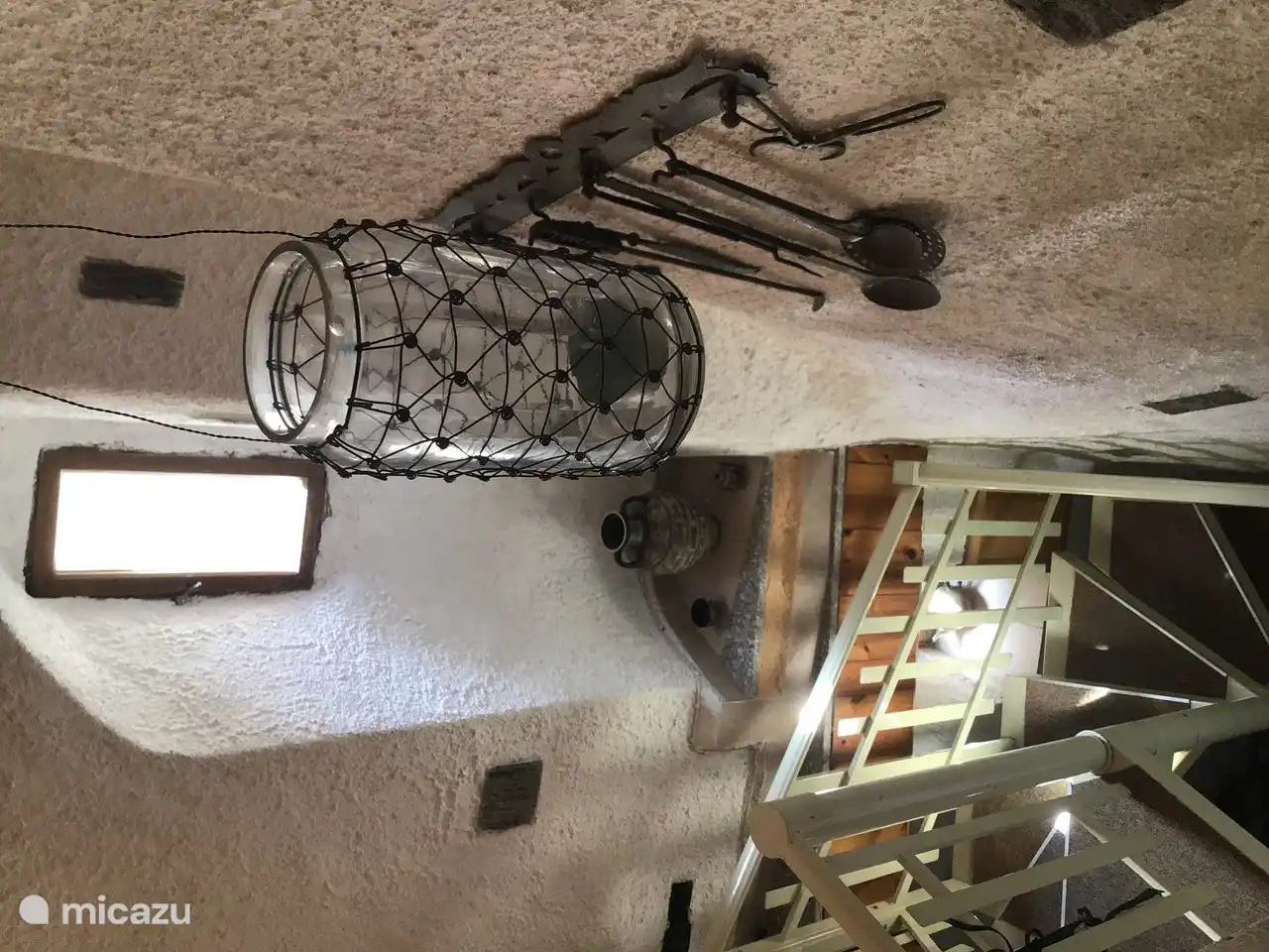 Blick von der Treppe vom Zimmer in die Küche