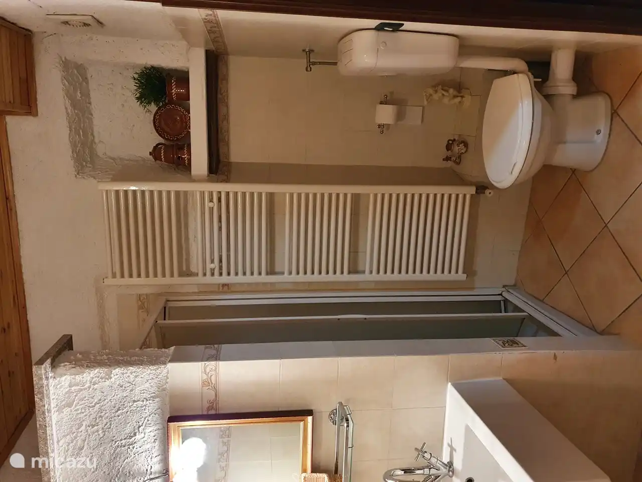 Badezimmer im Erdgeschoss mit Duschkabine