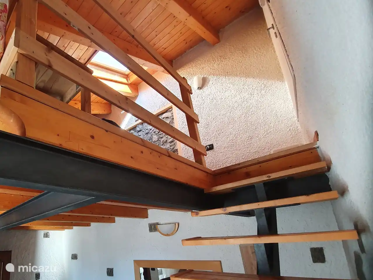 Zugang zum oberen Schlafzimmer mit 2 Pers. Bett