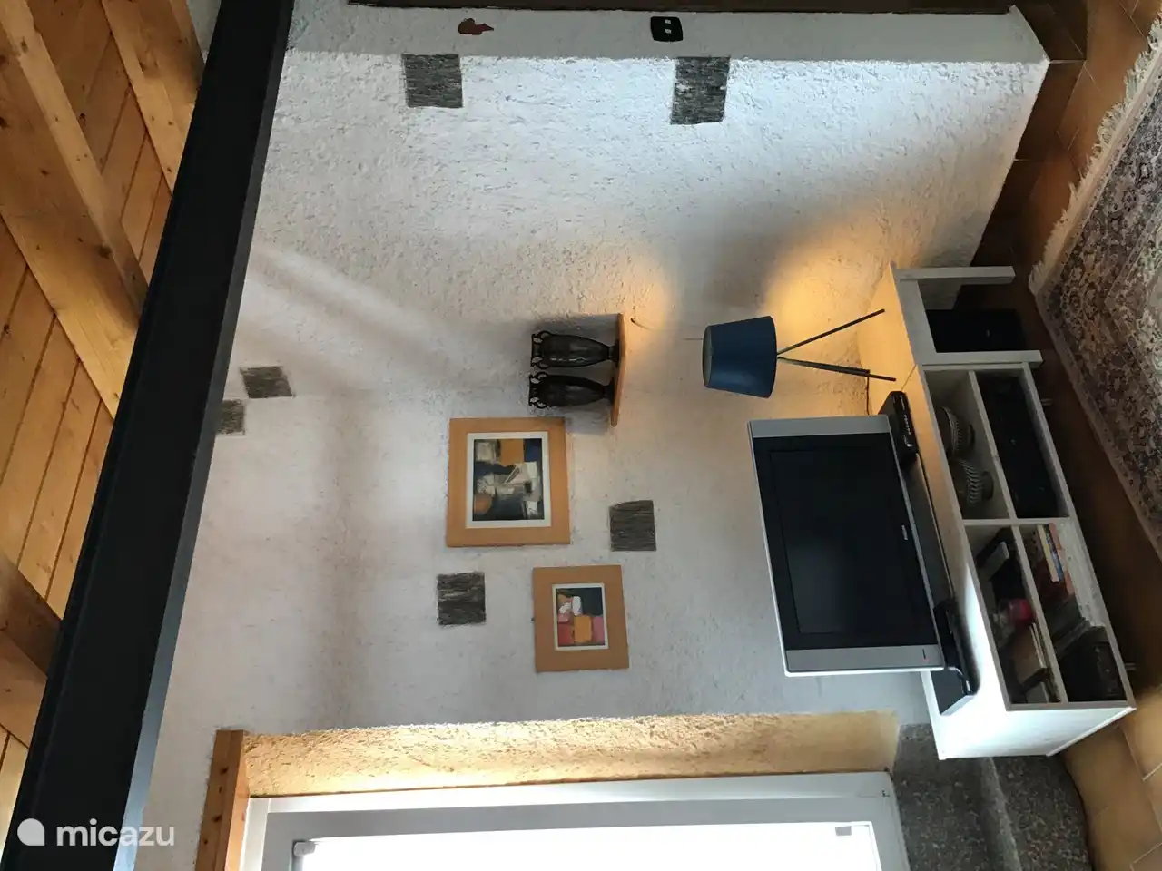 Wohnzimmer mit TV, DVD/CD-Player und Stereoanlage