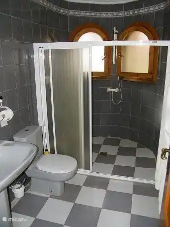 bathroom with shower and toilet, belonging to bedroom 2 and 3