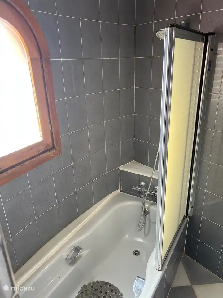 Bathroom en-suite bedroom 1