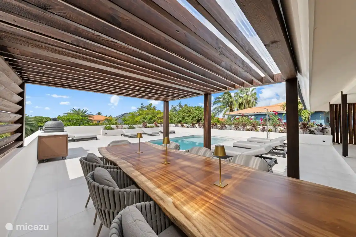 Mesa exterior espaciosa