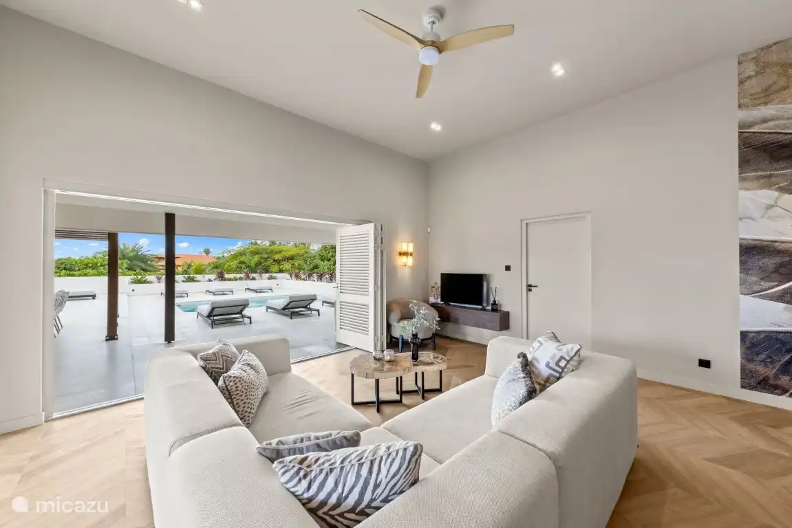 Salón con vistas a la piscina.