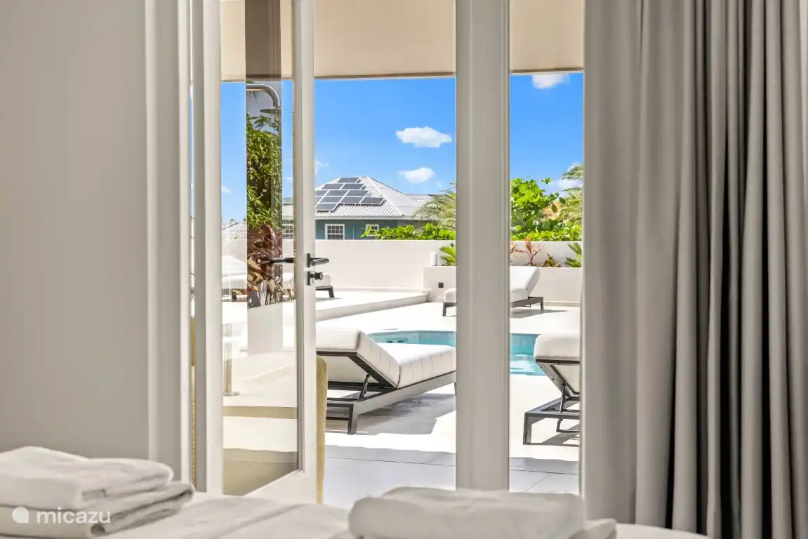 Dormitorio principal con vistas a la piscina