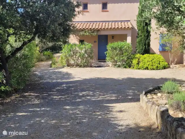 De Hertogen.Park,zwembad,golf,tennis huren in Frankrijk, Vaucluse, Saumane-de-Vaucluse - villa Vooraangezicht van de villa met binnentuin vol met o.a. lavendel, rozen en olijfboom.
