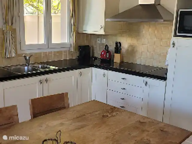 De Hertogen.Park,zwembad,golf,tennis huren in Frankrijk, Vaucluse, Saumane-de-Vaucluse - villa Zeer goed uitgeruste keuken met uitzicht op het terras.Horren voor alle ramen.