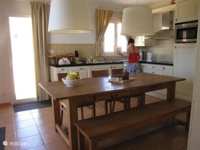 De Hertogen.Park,zwembad,golf,tennis huren in Frankrijk, Vaucluse, Saumane-de-Vaucluse - villa ruime comfortabele, gezellige woonkeuken met 2 deuren naar de terrassen en prachtig uitzicht over het dal. Er staat een grote teakhouten tafel met houten bank en 4 stoelen. Er hangt een brocante, groene Franse kroonluchter (de 2 lampen van de foto zijn vervangen!) en er is een groot verrijdbaar hakb