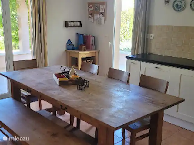 De Hertogen.Park,zwembad,golf,tennis huren in Frankrijk, Vaucluse, Saumane-de-Vaucluse - villa Keuken met openslaande deuren en deur naar het terras.