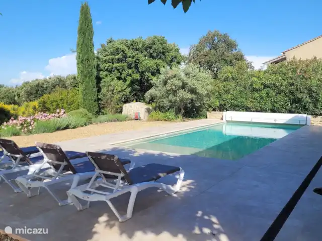 De Hertogen.Park,zwembad,golf,tennis huren in Frankrijk, Vaucluse, Saumane-de-Vaucluse - villa Zijaangezicht tuin met privézwembad en ligstoelen.