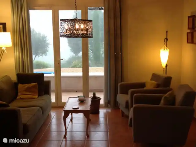 De Hertogen.Park,zwembad,golf,tennis huren in Frankrijk, Vaucluse, Saumane-de-Vaucluse - villa Interieur met uitzicht op de achtertuin. Met deur naar terras.