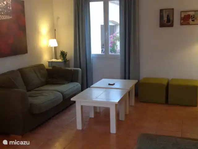 De Hertogen.Park,zwembad,golf,tennis huren in Frankrijk, Vaucluse, Saumane-de-Vaucluse - villa Interieur, woonkamer  met bank en 2 poefs, 2 tafeltjes voor tv kamer.