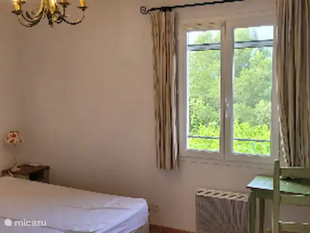 De Hertogen.Park,zwembad,golf,tennis huren in Frankrijk, Vaucluse, Saumane-de-Vaucluse - villa Slaapkamer 2 boven met bureautje uitzicht op het zwembad, tuin en dal. Horren en airco.