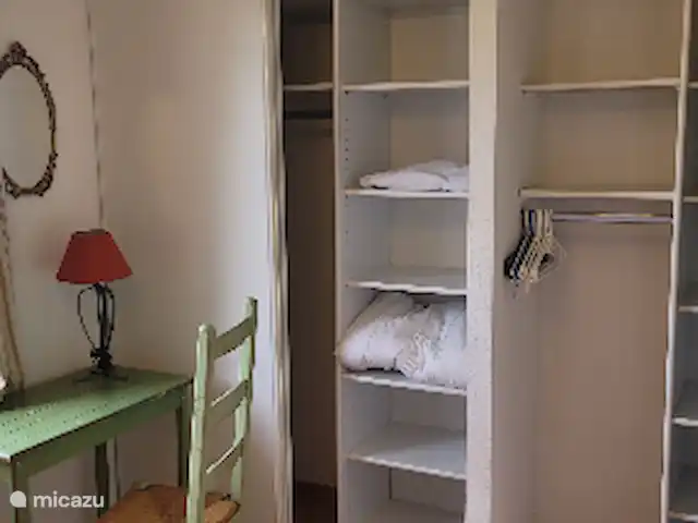 De Hertogen.Park,zwembad,golf,tennis huren in Frankrijk, Vaucluse, Saumane-de-Vaucluse - villa Alle kamers hebben een zeer ruime kast met hang- en legruimte. spiegel, brocante lampen en nachtkastjes, horren en airco.