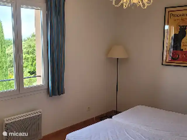 De Hertogen.Park,zwembad,golf,tennis huren in Frankrijk, Vaucluse, Saumane-de-Vaucluse - villa Slaapkamer 3 boven met uitzicht op het zwembad, tuin en het dal. Horren voor de ramen en airco.