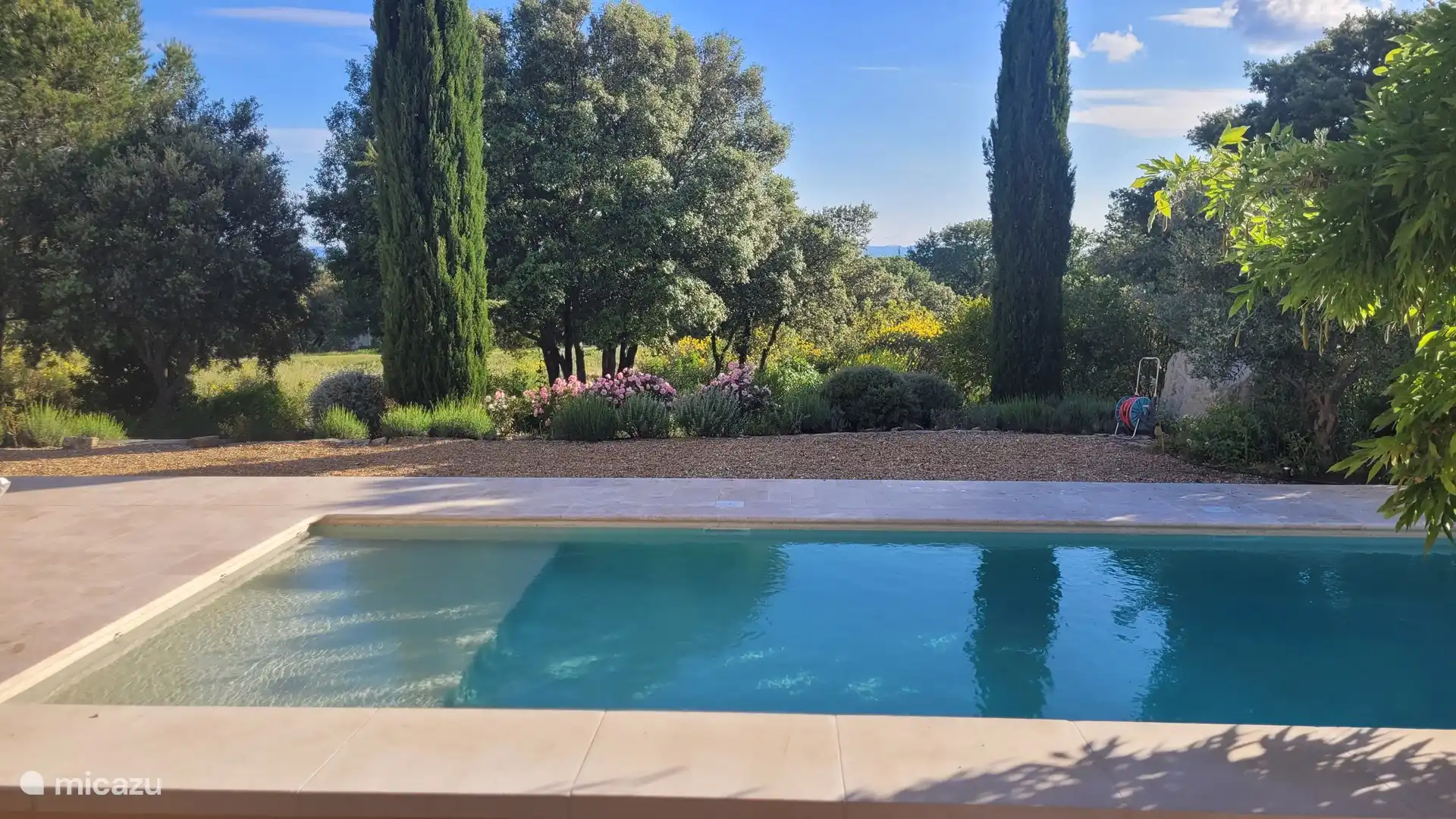 Fontaine de Vaucluse. At 2 km from our villa, great cycling along beautiful route along the Sorgue, It is a beautiful picturesque village with great source from which the river carves its way, many shops and studios, a working paper mill, a museum with famous Provencal figurines. Beautiful!