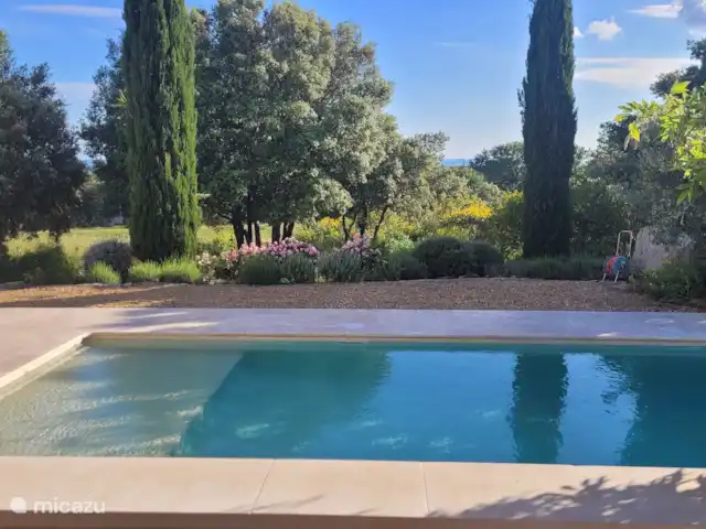 De Hertogen.Park,zwembad,golf,tennis huren in Frankrijk, Vaucluse, Saumane-de-Vaucluse - villa Uitzicht vanaf één van de terrassen over het zwembad en het dal. Ook schitterend met zonsondergang als de lucht oranjegoud kleurt en de zon als een rode bal achter de bergen verdwijnt.