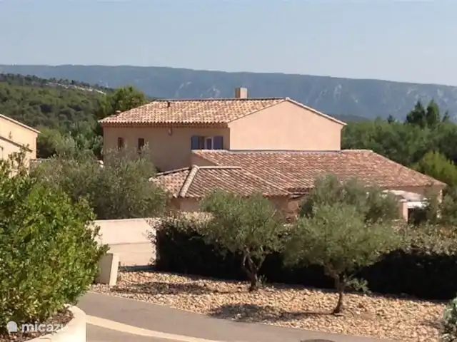 De Hertogen.Park,zwembad,golf,tennis huren in Frankrijk, Vaucluse, Saumane-de-Vaucluse - villa Achteraangezicht van de villa.