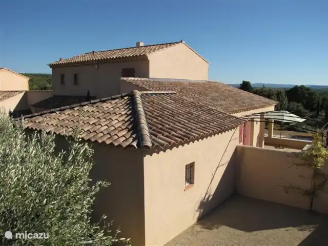 De Hertogen.Park,zwembad,golf,tennis huren in Frankrijk, Vaucluse, Saumane-de-Vaucluse - villa Achteraanzicht van de villa. Achtergebouw is de ruime garage. Daarvoor een van de terrassen met schitterend uitzicht.