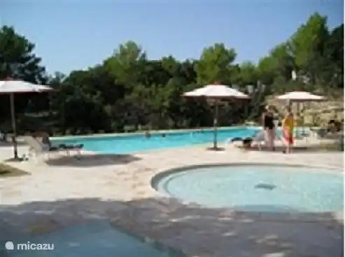 The shared 25m swimming pool with separate paddling pool, free access, never too crowded, at the reception (also the same villa), approx. 5 minutes walk. In the same room also a table tennis table. The reception is just around the corner. Here you can rent wireless internet, bed, bath and kitchen linen.