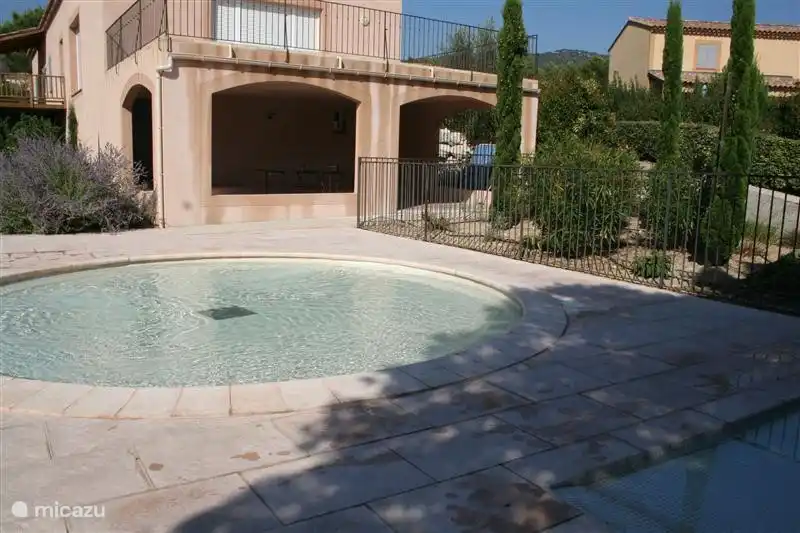 The shallow children's pool at the reception offers lots of fun for the small children.