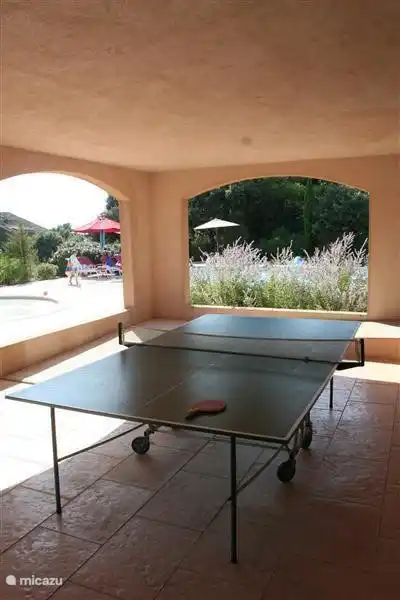 The table tennis table is located in a covered area next to the communal swimming pool. Above that the reception, common room with computers and printer and terrace.