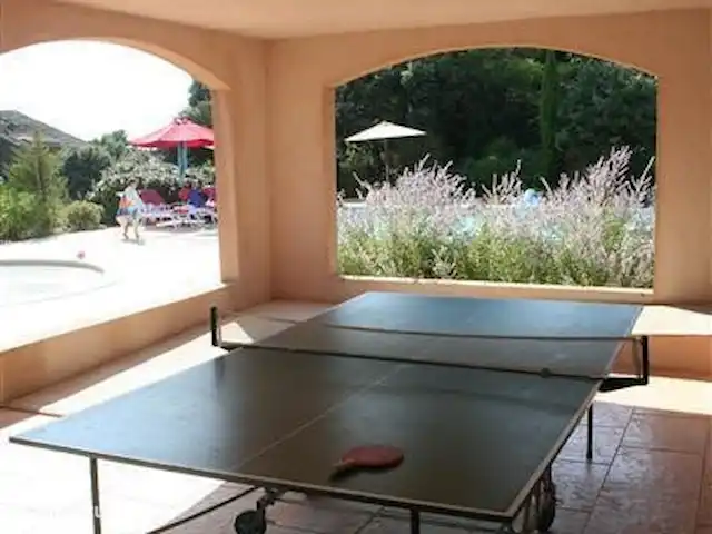 De Hertogen.Park,zwembad,golf,tennis huren in Frankrijk, Vaucluse, Saumane-de-Vaucluse - villa De tafeltennistafel staat in een overdekte ruimte naast het gemeenschappelijk zwembad. Daarboven de receptie, gezamenlijke ruimte met computers en printer en terras.