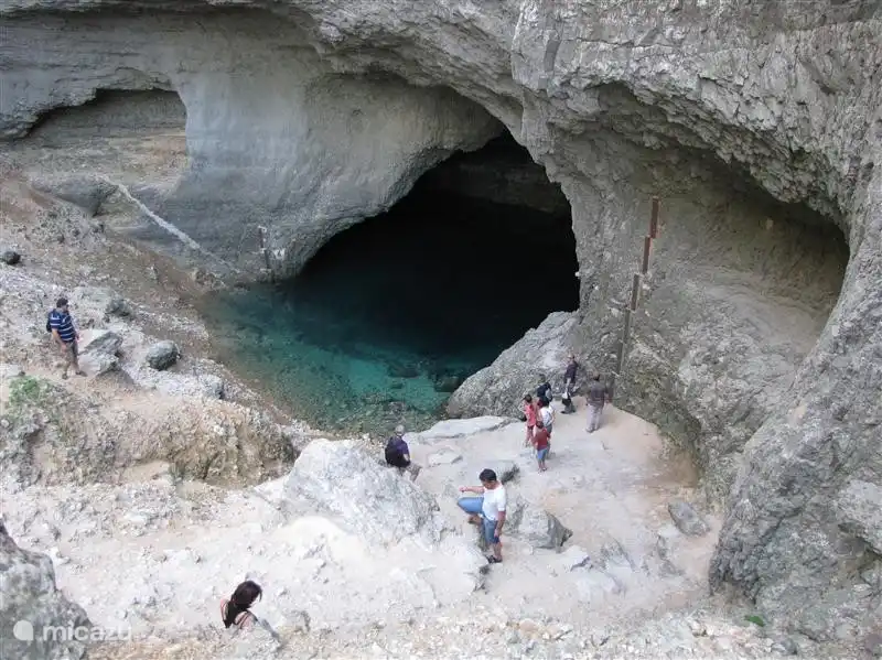 In Fontaine de Vaucluse, a beautiful village 2 km by bike, by car or via a beautiful walking route, this is 'le secret de la fontaine'. In the summer, the spring is less deep than in the winter. The spring is said to be 300 m deep but no one knows where it leads....