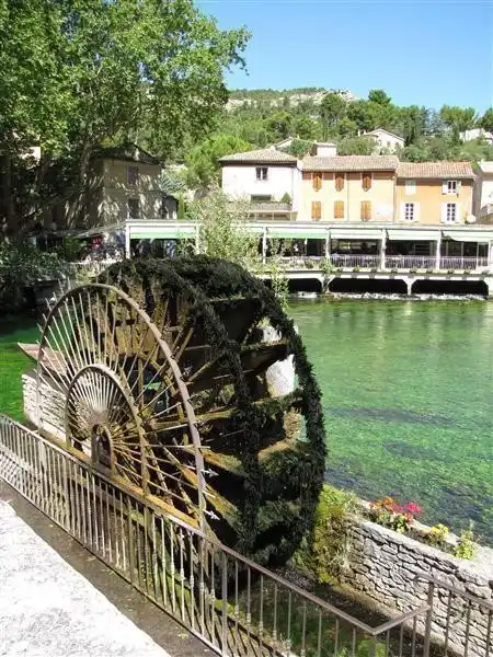 spacious, comfortable, cozy kitchen with 2 doors to the terraces and magnificent views across the valley there is a large teak table with wooden bench and 4 chairs. There is a flea market, green French chandelier (the 2 lamps of the pictures have been replaced!) And there is a large mobile left chopping block (not just state on the picture) Several paintings include grapes and the Vaucluse.