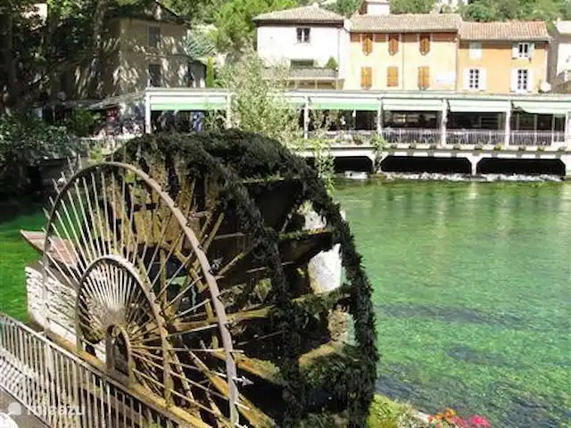 De Hertogen.Park,zwembad,golf,tennis huren in Frankrijk, Vaucluse, Saumane-de-Vaucluse - villa Fontaine de Vaucluse. Op 2 km van onze villa, prima te fietsen langs schitterende route langs de Sorgue, Het is een prachtig pittoresk dorpje met grote bron vanwaar de rivier zich een weg baant, vele ateliers en winkeltjes, een werkende papiermolen, een museum met beroemde Provencaalse beeldjes. Pra