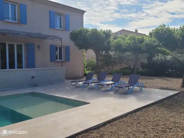 De Hertogen.Park,zwembad,golf,tennis huren in Frankrijk, Vaucluse, Saumane-de-Vaucluse - villa Achterzijde van het huis. Ligstoelen en parasols aan de rand van het privézwembad. Romantisch brocante zitje met tafeltje en stoelen van wit gietijzer grenzend aan lavendel en andere bloemen in de tuin. Heerlijk om bijvoorbeeld in de namiddag te genieten van het uitzicht.