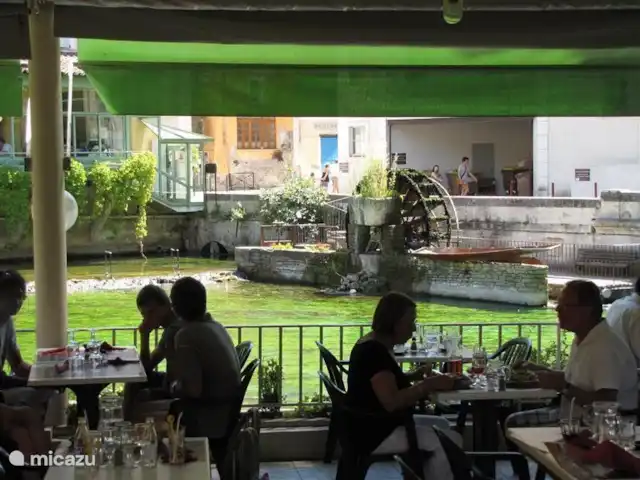 De Hertogen.Park,zwembad,golf,tennis huren in Frankrijk, Vaucluse, Saumane-de-Vaucluse - villa Eten in een van de vele gezellige restaurantjes in Fontaine de vaucluse. Vanuit de villa kunt u hier naartoe fietsen (2km)