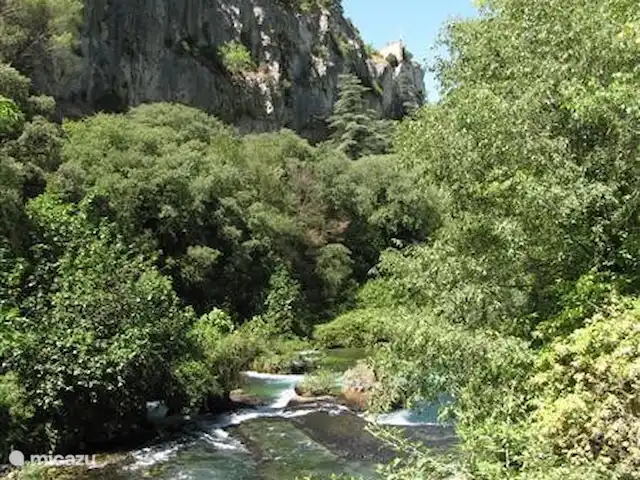 De Hertogen.Park,zwembad,golf,tennis huren in Frankrijk, Vaucluse, Saumane-de-Vaucluse - villa Fontaine de Vaucluse is beroemd vanwege de bron. De rivier komt hier uit de grond en vindt zich een weg door het pittoreske dorpje. Vele winkeltjes, artisans, ateliers en een echte papiermolen. Prachtig!