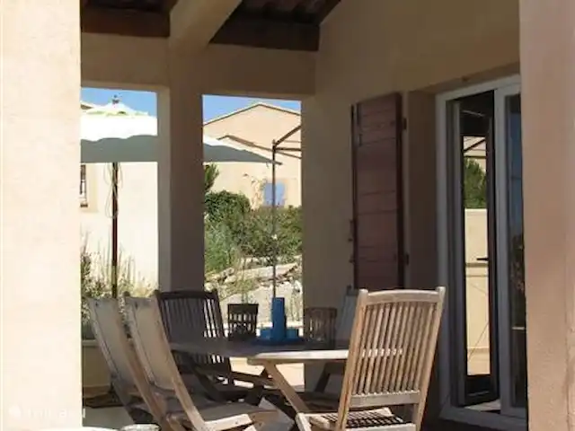 De Hertogen.Park,zwembad,golf,tennis huren in Frankrijk, Vaucluse, Saumane-de-Vaucluse - villa Het terras aan de achterkant. De glazen deuren met houten luiken zijn van de keuken.