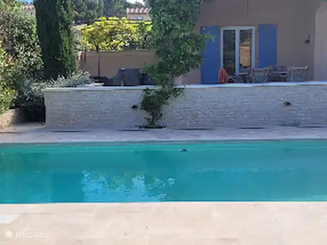 De Hertogen.Park,zwembad,golf,tennis huren in Frankrijk, Vaucluse, Saumane-de-Vaucluse - villa Achterzijde van de villa, links een groot terras met loungebanken.